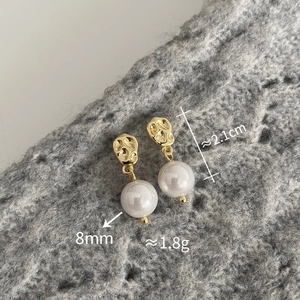 Spécifications détaillées des boucles d'oreilles perles avec mesures et texture dorée