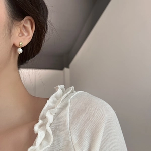 Boucles d'oreilles dorées texturées martelées avec perle blanche pour femme