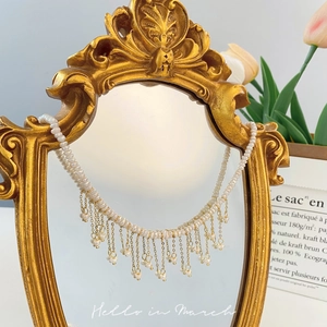 Collana di perle d'acqua dolce barocche con catene dorate e piccoli pendenti di perle