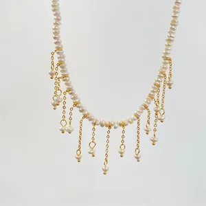 Dettaglio della collana di perle d'acqua dolce barocche con eleganti nappe dorate