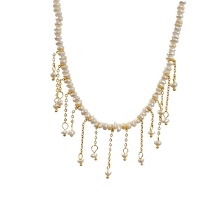 Collana di perle d'acqua dolce barocche con frange placcate in oro su sfondo bianco