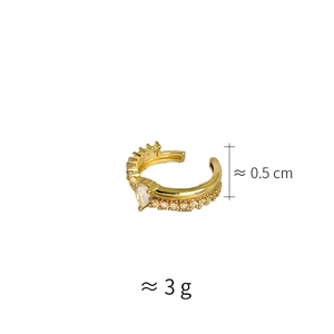Dettaglio macro dell'anello a cuore placcato oro con zirconi larghi 0,5 cm e 3g