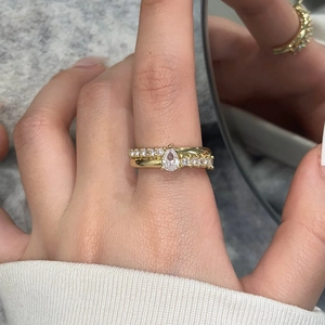 Set di due anelli placcati in oro con zircone a forma di pera e fascia sottile