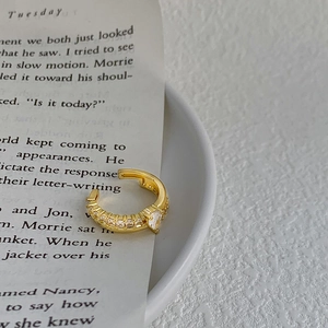 Elegante anello placcato oro con micro zirconi e una pietra centrale a forma di cuore