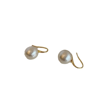 Boucles d'oreilles minimalistes en perles de coton avec crochets dorés élégants