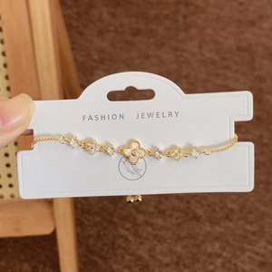 Elegante bracciale a quadrifoglio dorato con conchiglia bianca e pietre in zircone