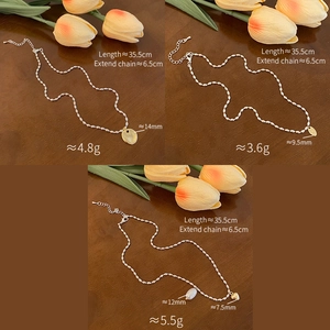 Comparaison détaillée de trois pendentifs cœur et perle sur des chaînes en argent poli