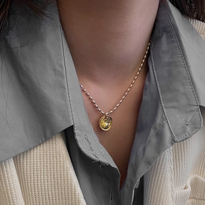 Collier vintage français avec pendentif doré martelé et chaîne à perles argentées