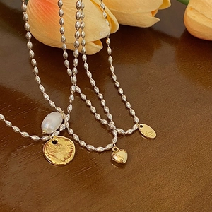 Détails de pendentifs cœur, pièce et perle de style français sur colliers en argent