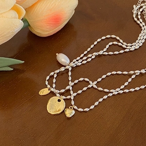 Collier multi-rangs style français perles argentées avec cœur doré et perle