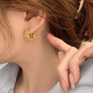 Boucles d'oreilles créoles dorées en C au style vintage à texture ondulée