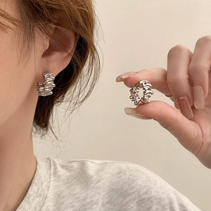 Boucles d'oreilles créoles torsadées argentées de style rétro français avec vagues
