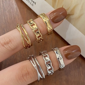 Three-piece golden geometric ring set featuring chain links and star patterns for women