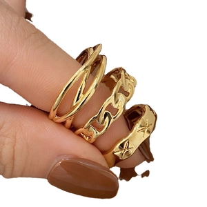 Three-piece gold geometric ring set with star engraving and Cuban chain design