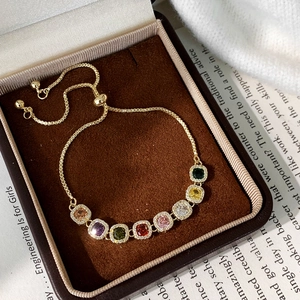 Bracelet doré ajustable avec pierres carrées arc-en-ciel en boîte cadeau