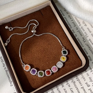 Détail du bracelet argenté ajustable orné de huit pierres carrées colorées et strass brillants