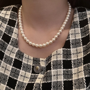 Collana di perle bianche stile francese con chiusura elegante sulla clavicola