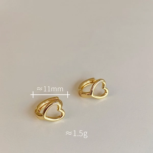 Dettaglio di orecchini a cuore dorati con diametro 11 mm e peso di circa 1,5 g