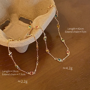 Vue détaillée de l'ensemble collier et bracelet à pierres précieuses carrées colorées avec tailles