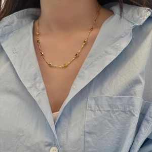 Collier minimaliste en or avec pierres précieuses carrées multicolores de style vintage