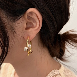 Élégantes boucles d'oreilles perles plaquées or au design croisé minimaliste pour femme
