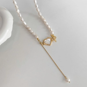Détail du collier de perles d'eau douce avec pendentif cœur en nacre et fermoir à bascule