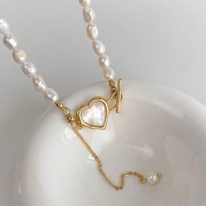 Collier en perles d'eau douce avec pendentif cœur doré et fermoir à bascule OT