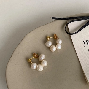 Detailed view of s925 gold-plated drop earrings with five baroque freshwater pearls