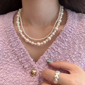 Collier double couche en perles à la française avec bague cœur et cardigan violet