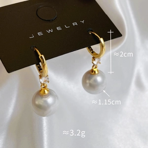 Détail des boucles d'oreilles en perles de 1,15 cm avec dimensions et mesures de poids