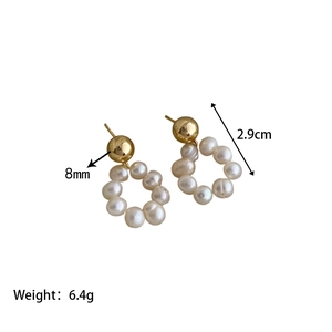 Détail de boucles d'oreilles perles avec sphère dorée 8mm et longueur de 2,9cm