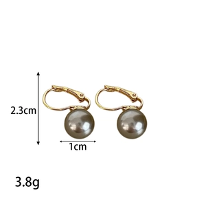 Details der Perlenohrringe mit 2,3 cm Höhe und 1 cm Durchmesser mit Goldhaken