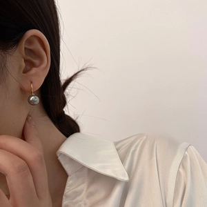 Französische Vintage Perlenohrringe in Grauviolett mit eleganten Goldhaken am Model