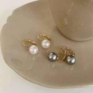 Französische Vintage Perlenohrringe Set mit weißen und dunkelgrauen Perlen an Goldhaken