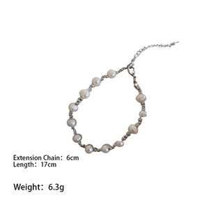 Vue détaillée du bracelet en perles d'eau douce avec fermoir mousqueton et chaînette