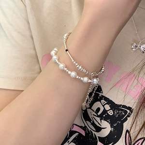 Ensemble de bracelets en perles et argent pour un look superposé vintage et élégant