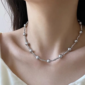 Collier élégant en perles argentées avec sphères polies et détails en spirale