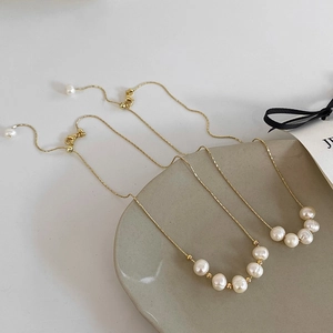 Minimalist freshwater pearl pendant necklace in gold plated copper on ceramic plate