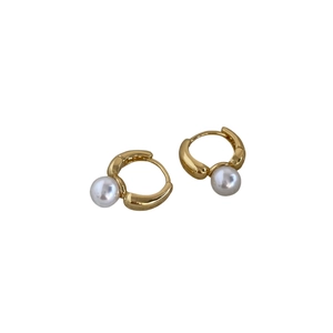 Élégantes créoles dorées avec perles blanches lustrées pour un look minimaliste chic
