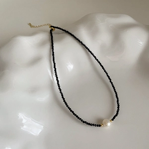 Minimalist black crystal beaded necklace with white baroque pearl and gold clasp