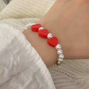 Bracelet perles élégant avec breloques cœur rouge et perle sourire dorée pour femme