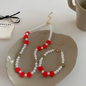 Ensemble collier et bracelet en perles avec cœurs rouges et smileys dorés