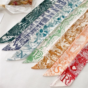 Détails de l'imprimé Toile de Jouy française et des lettres sur les foulards étroits