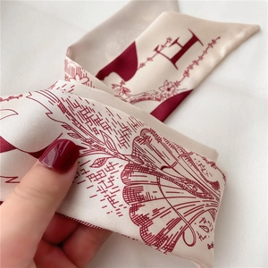 Gros plan d'un foulard Twilly double face montrant la texture soie et le motif lettre H