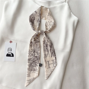 Vue détaillée d'un foulard en soie avec imprimé botanique vintage et monogramme H