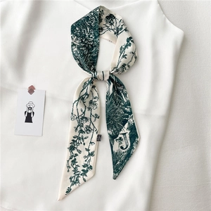 Détail d'un foulard Twilly beige avec motif floral vert et impression de la lettre J