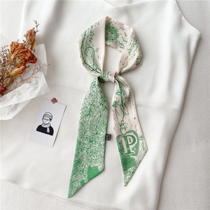 Détail du foulard en soie avec lettre P et imprimé vintage sur un haut blanc