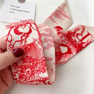 Détail de l'imprimé Toile de Jouy rouge sur un foulard en soie étroit avec lettre R