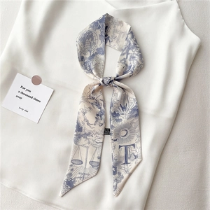 Vue détaillée du foulard Twilly bleu et blanc avec imprimé allégorique et étiquette d'entretien