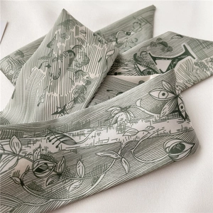 Détail d'un foulard mince en satin avec imprimé botanique et lettre A en vert vintage